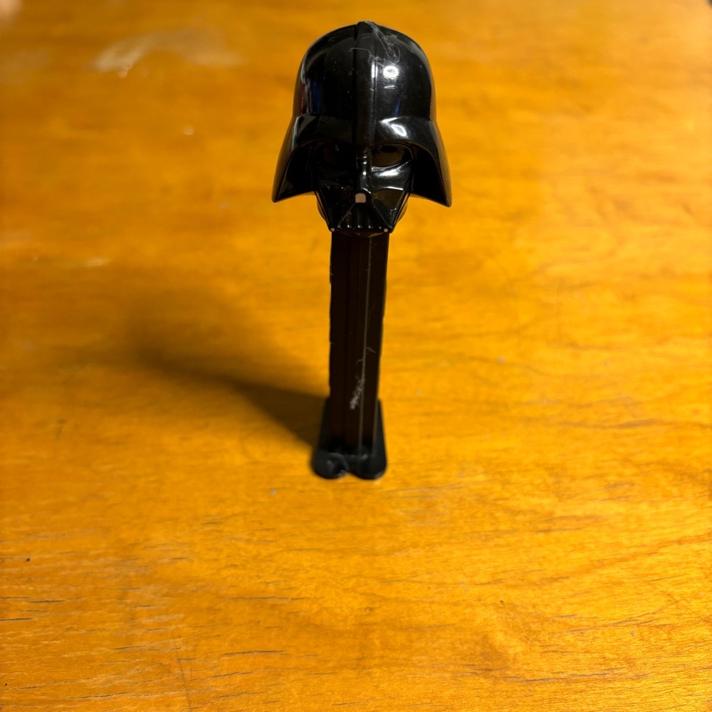 PEZ Candy Dispenser Star Wars DARTH VADER Black Base with Feet 1997